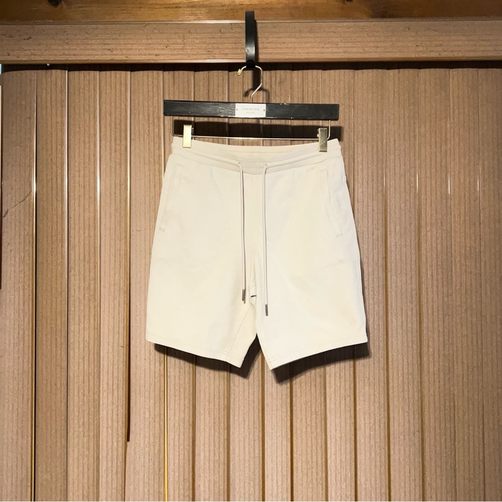Express Cream Shorts (Falls Above the Knee) Size Extra Small Men’s Stretch